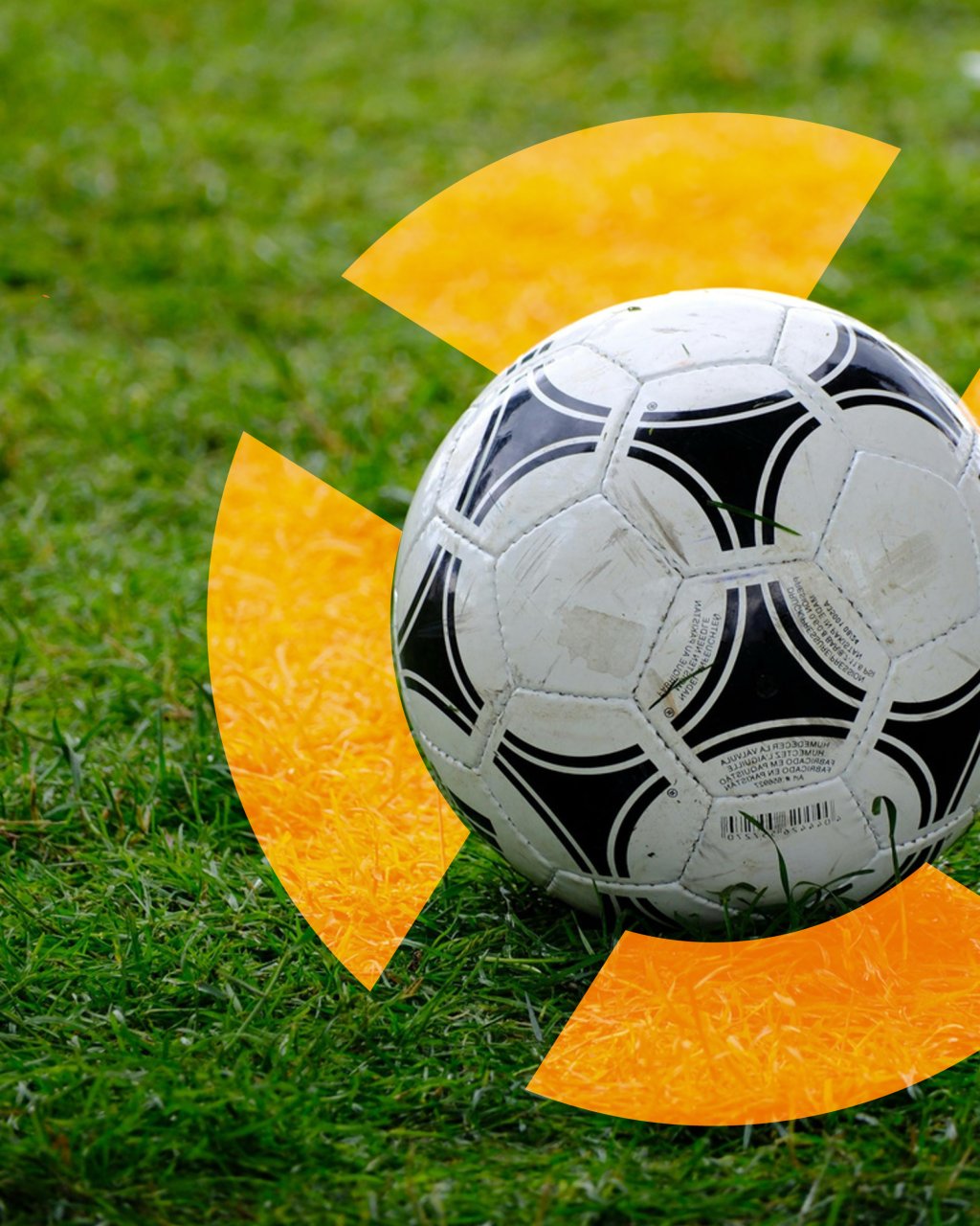 Weiß-Schwarz gemusterter Fußball auf grünem Rasen mit orangefarbenen halbtransparenten grafischem Rettungsring