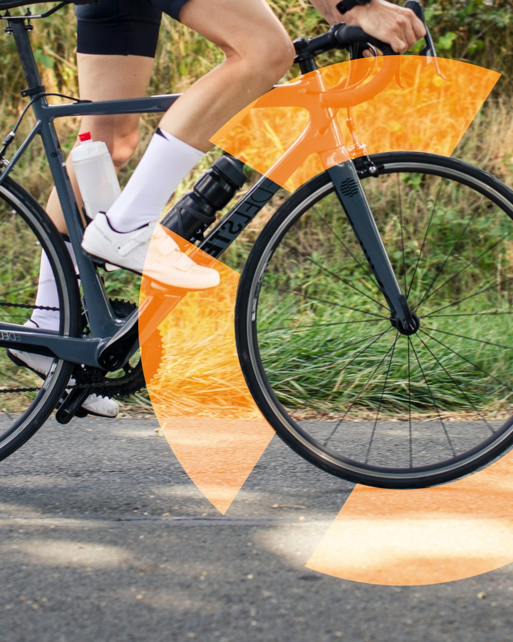 Unterschenkel eines Radfahrers mit weißen Schuhen auf Rennrad, schwarzer Rahmen, Trinkflasche und Vorderrad, überlagert von einem orangefarbenem halbtransparenten grafischen Rettungsring