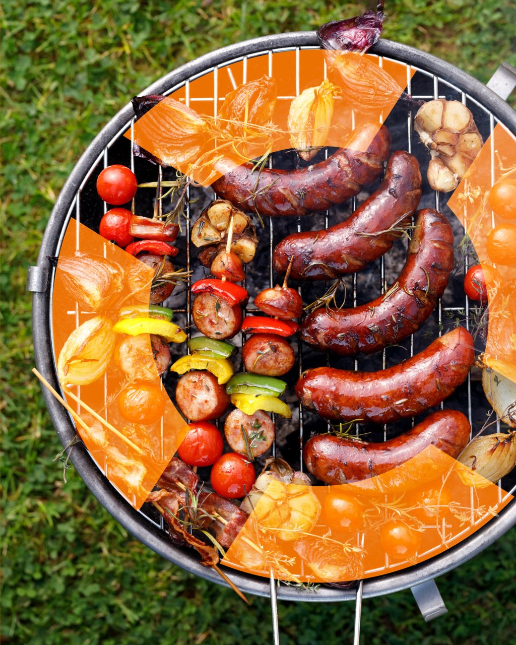 Runder Grill mit gebratenen Würstchen, Gemüsespießen (Paprika, Kirschtomaten, Zwiebeln), Knoblauch und Rosmarin, überlagert von halbtransparentem grafischem Rettungsring