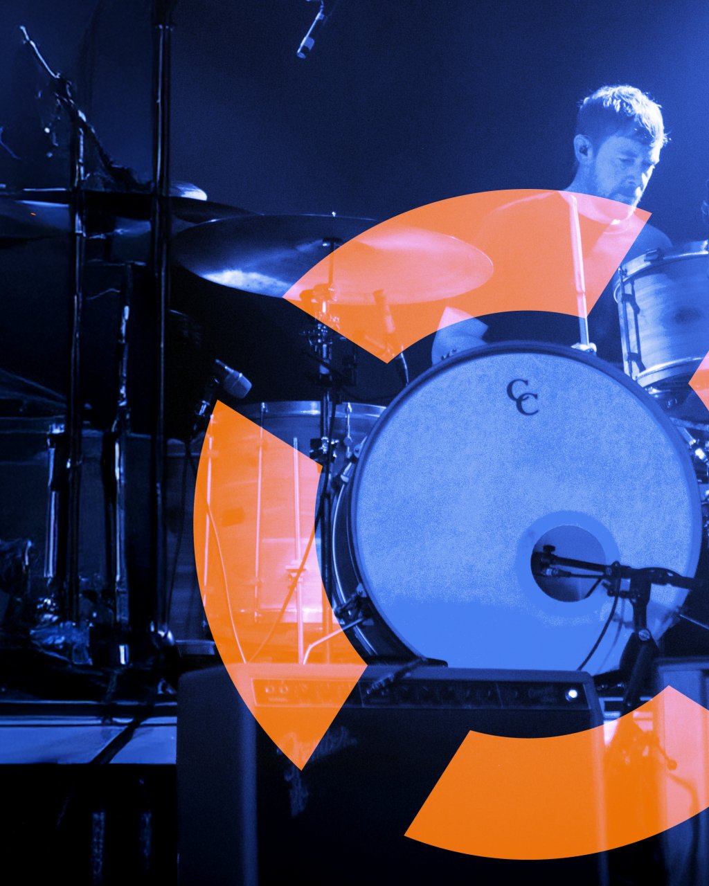 Schlagzeuger spielt hinter Bassdrum und Becken, blau beleuchtet mit orangefarbener Grafiküberlagerung (Rettungsring)