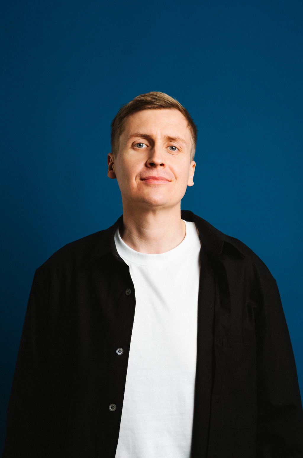 Foto von Till Reiners, er schaut frontal in die Kamera bzw. den Betrachter an